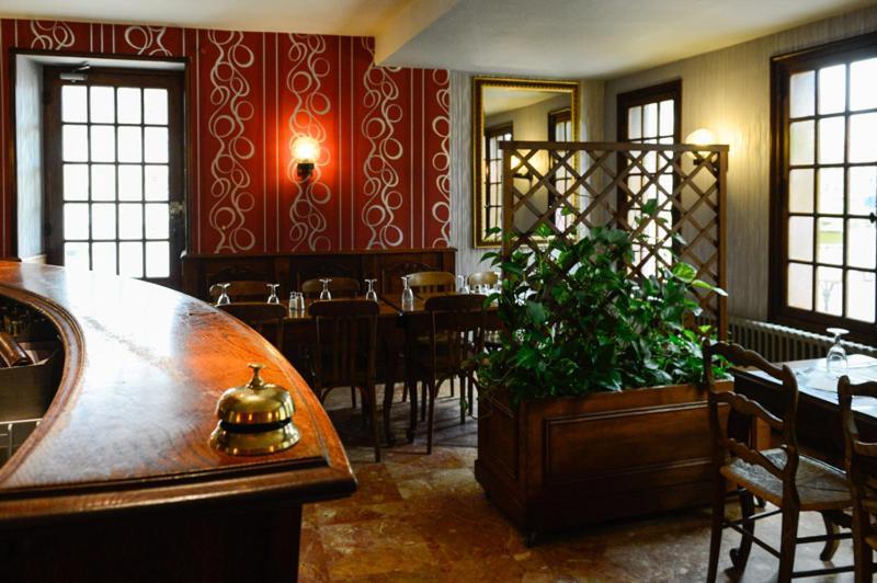 Logis Hotel Restaurant De La Poste Le Mele-sur-Sarthe Экстерьер фото