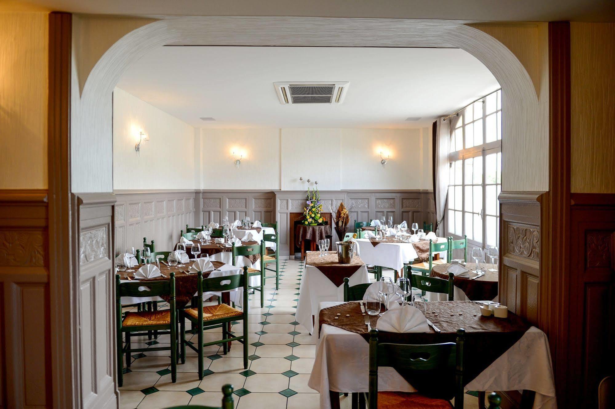 Logis Hotel Restaurant De La Poste Le Mele-sur-Sarthe Экстерьер фото