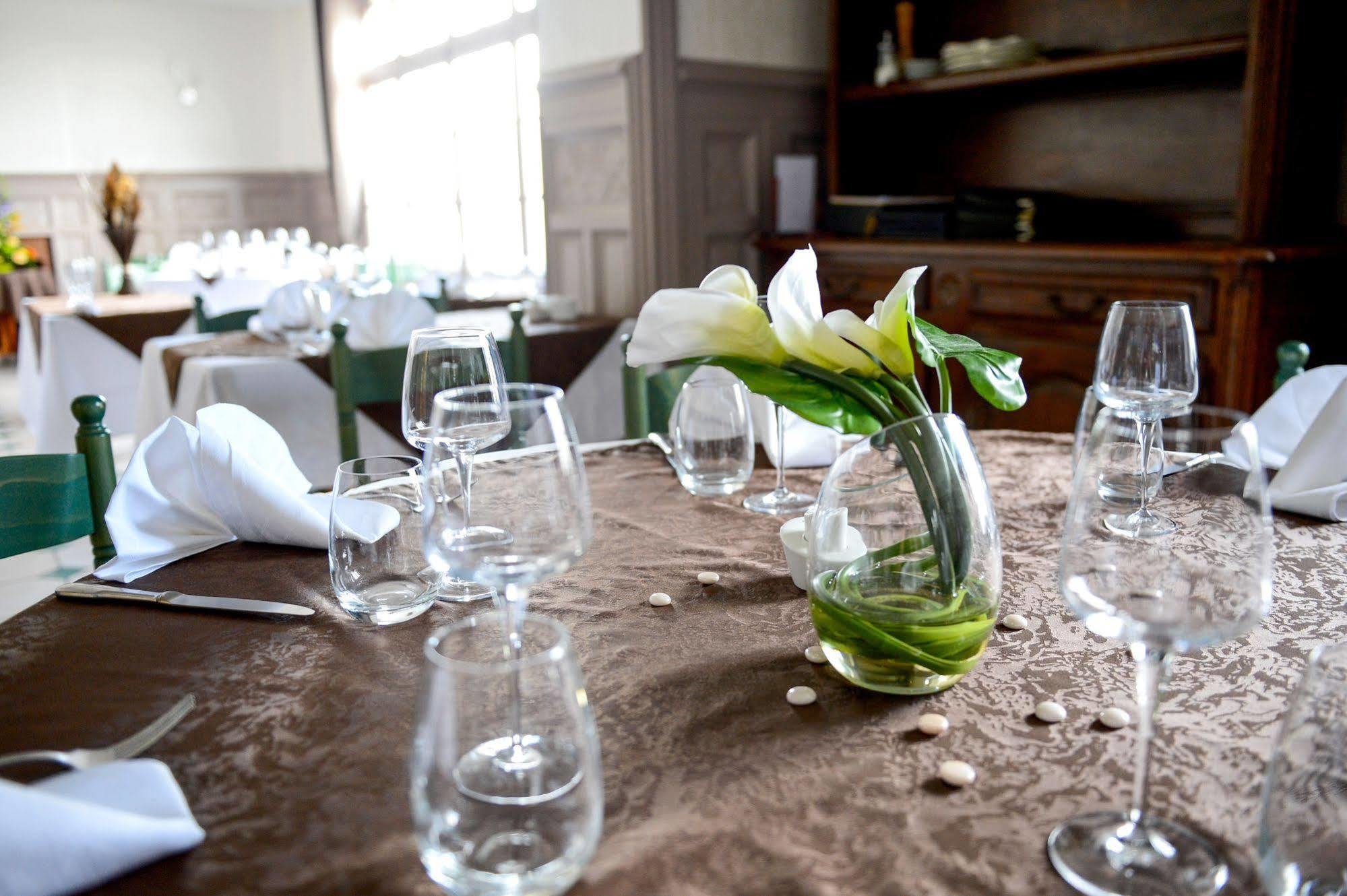 Logis Hotel Restaurant De La Poste Le Mele-sur-Sarthe Экстерьер фото
