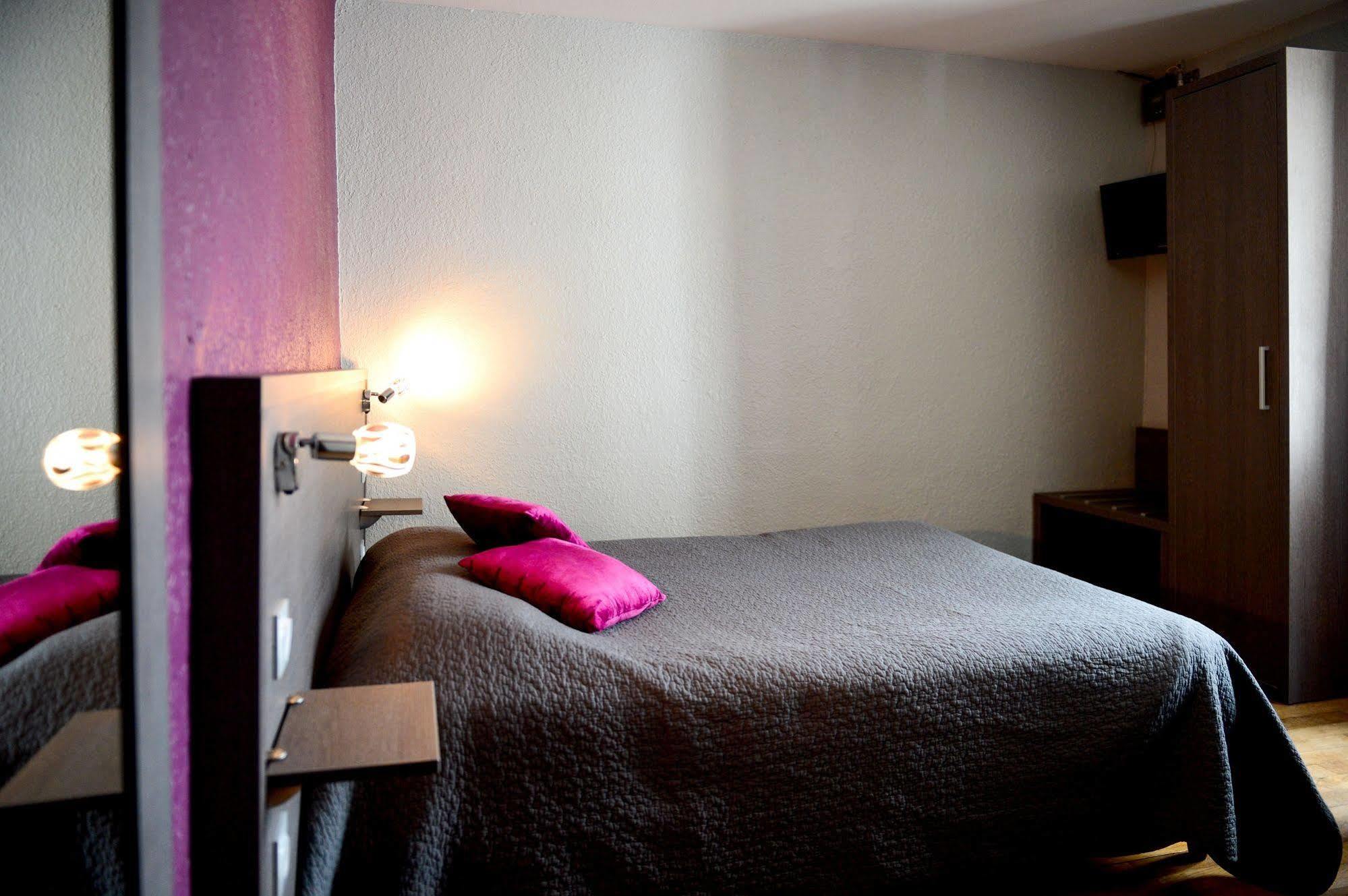 Logis Hotel Restaurant De La Poste Le Mele-sur-Sarthe Экстерьер фото