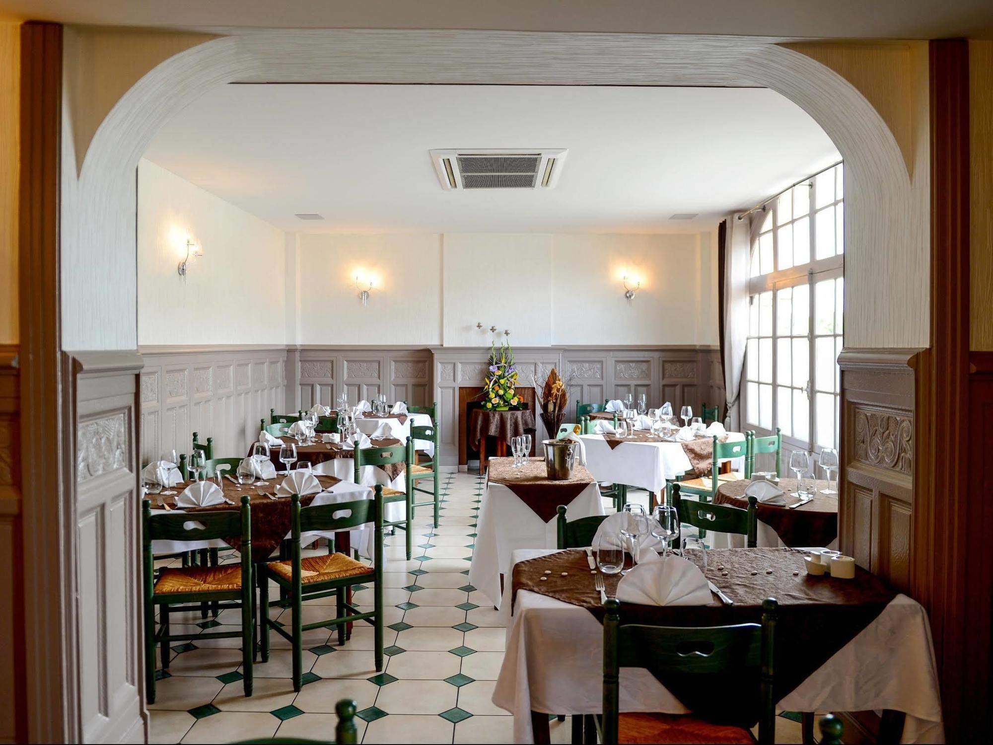 Logis Hotel Restaurant De La Poste Le Mele-sur-Sarthe Экстерьер фото